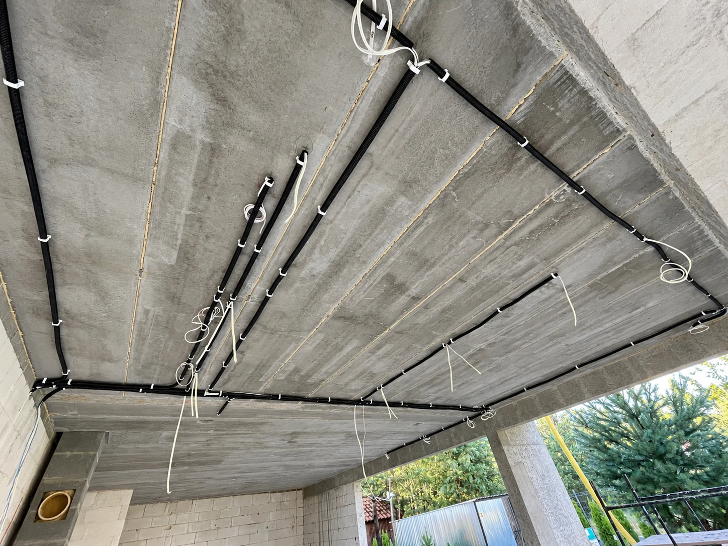 Instalacja elektryczna przed wykończeniem — realizacja IT 2K